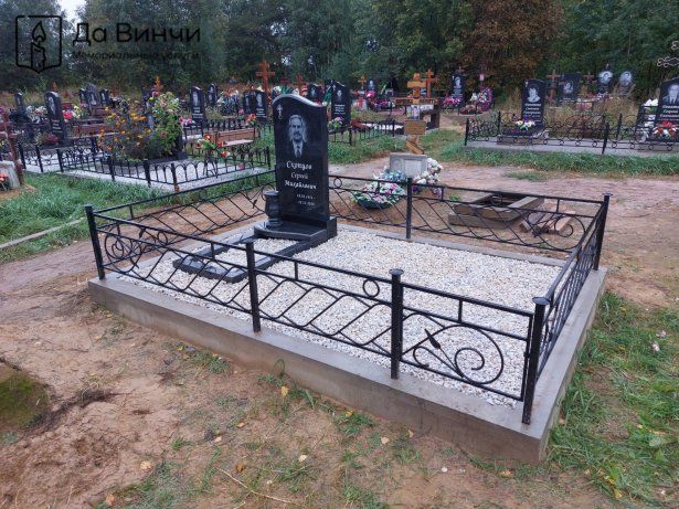 Православный памятник на кладбище Красная Горка