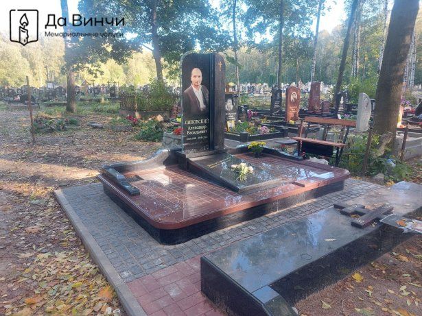 Эксклюзивный памятник из черного и красного гранита + стекло, Смоленское православное кладбище