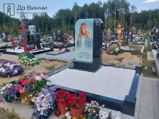 Памятник с большой фотографией на стекле "триплекс"