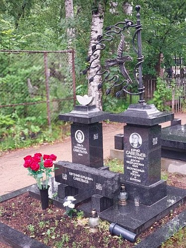 19.08.2025 года. Памятник гранитные колонны и ковка