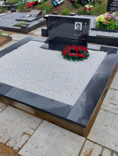 Гранитный памятник и пояс из гранитный плит, Белоостровское кладбище