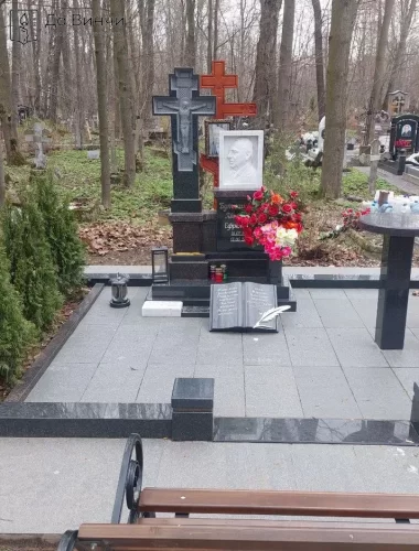 Необычный памятник с малыми формами на Смоленском православном кладбище