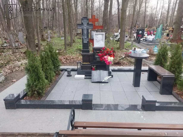 Необычный памятник с малыми формами на Смоленском православном кладбище