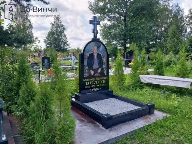 Фотография во весь рост на Городском кладбище Петергофа