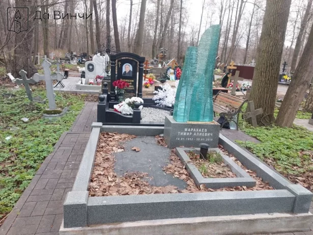 Памятник с многослойным стеклом на Смоленском православном кладбище