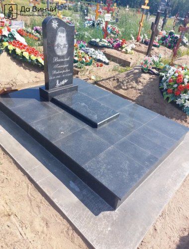 Гранитный комплекс на Белоостровском кладбище