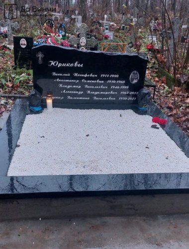 Памятник на Волковском православном кладбище