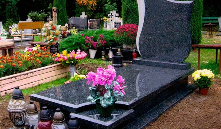Какое значение имеет цветник у памятника умершего