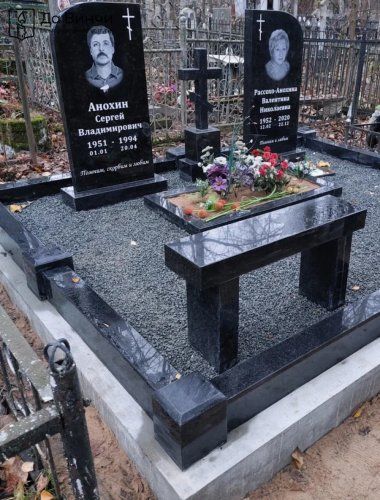 Православный семейный памятник на Серафимовском кладбище
