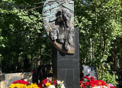 Памятник Виктору Цою, музыканту, лидеру группы «Кино», на Богословском кладбище
