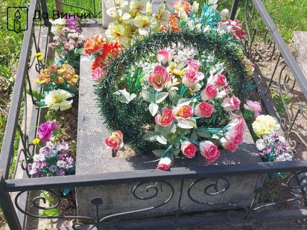 Памятник на урновом участке Колпинского городского кладбища