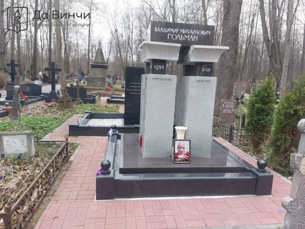 Памятник "Колонны" на Смоленском православном кладбище