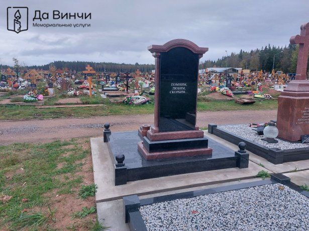 Эксклюзивный памятник из черного и красного гранитов, Белоостровское кладбище