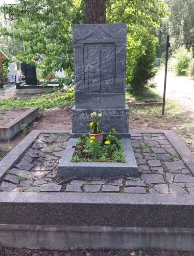 Фигурный памятник на Смоленском православном кладбище