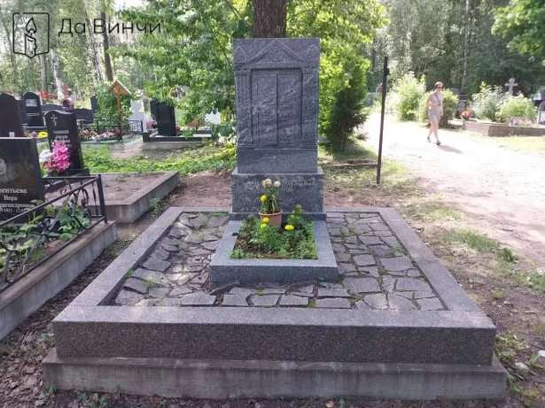 Фигурный памятник на Смоленском православном кладбище