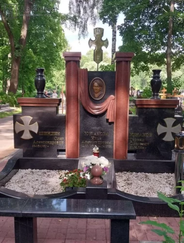 Красный памятник с крестами на Смоленском православном кладбище