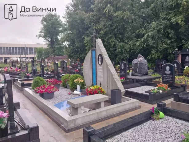 Памятник в форме парусника из гранита на Большеохтинском кладбище