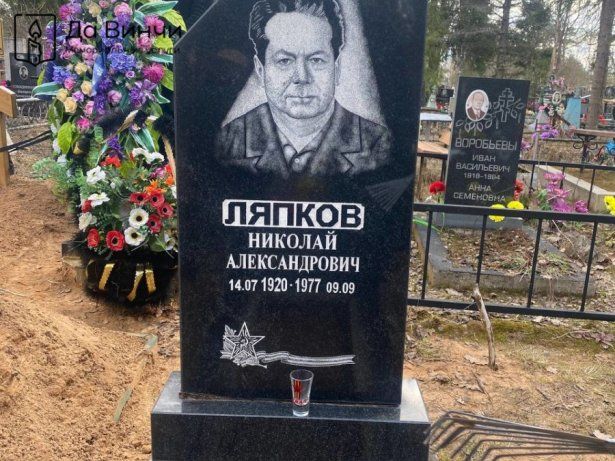 Элитный семейный памятник на старом городском кладбище Тихвина