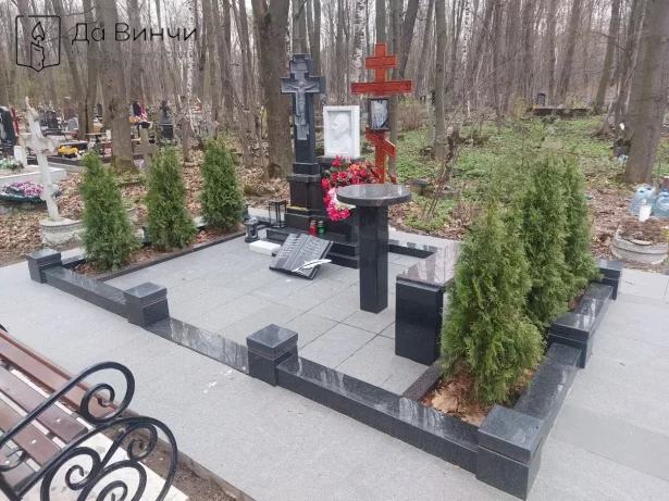 Необычный памятник с малыми формами на Смоленском православном кладбище