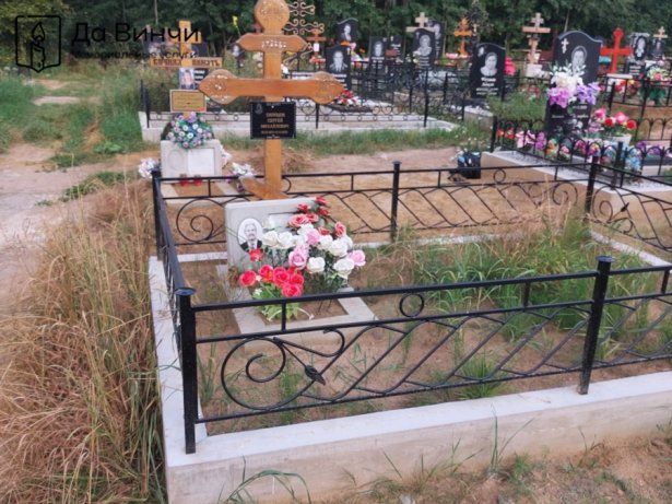 Православный памятник на кладбище Красная Горка