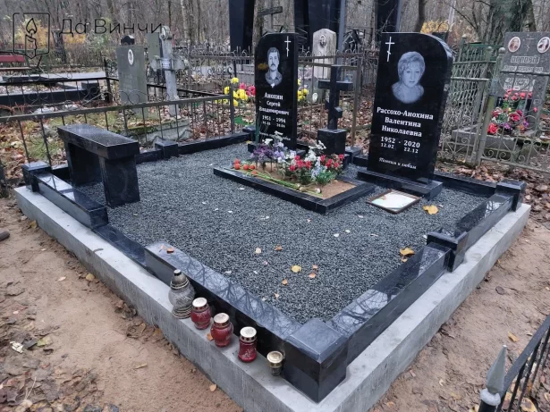 Православный семейный памятник на Серафимовском кладбище