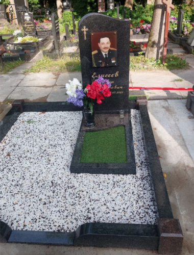 Гранитный комплекс с памятником, Большеохтинское кладбище