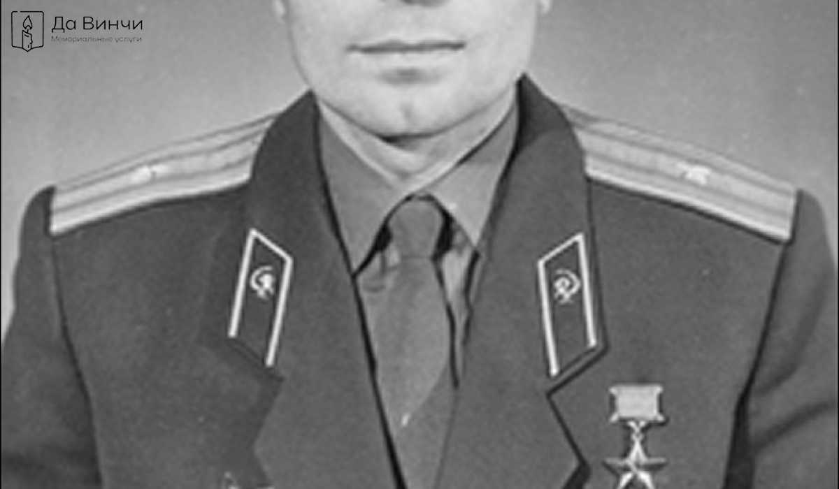 Памятник Фёдору Петровичу Ременному, Герою Советского Союза, на Богословском кладбище