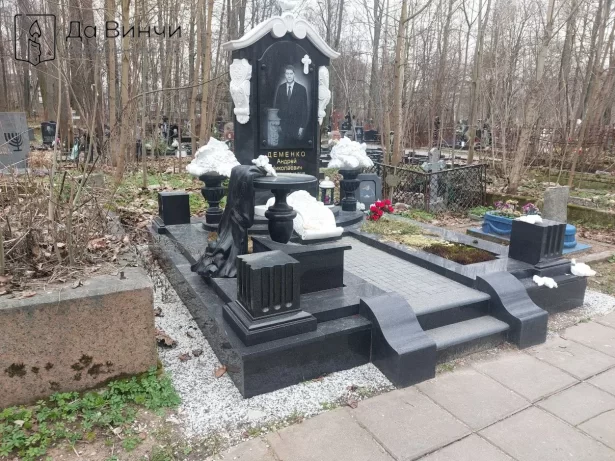 Массивный эксклюзивный мемориал на Смоленском православном кладбище