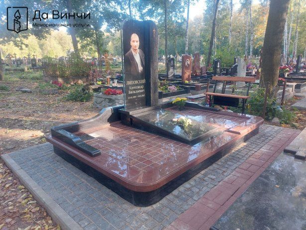 Эксклюзивный памятник из черного и красного гранита + стекло, Смоленское православное кладбище