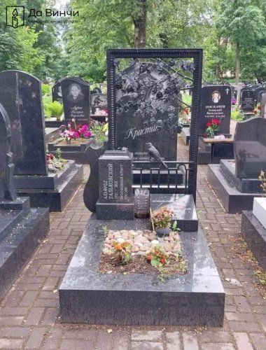 Памятник с фигурной ковкой на Смоленском православном кладбище