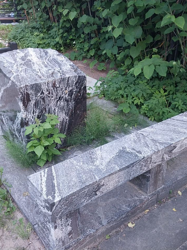 Памятник "Гранитный куб"