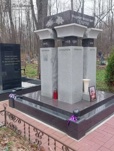 Памятник "Колонны" на Смоленском православном кладбище