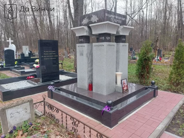 Памятник "Колонны" на Смоленском православном кладбище
