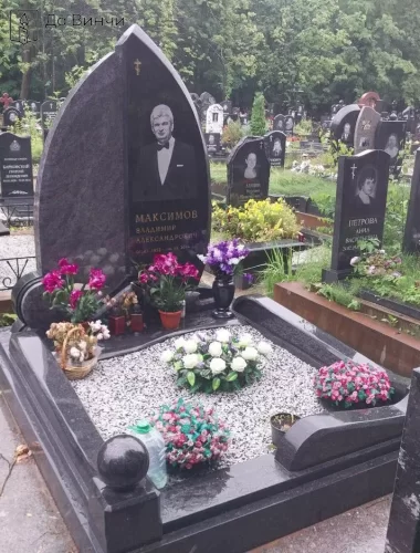 Необычный комбинированный памятник на Большеохтинском кладбище