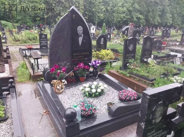 Необычный комбинированный памятник на Большеохтинском кладбище