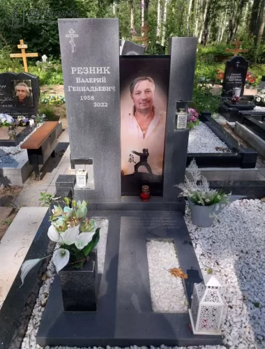 Памятник со стеклом на Смоленском православном кладбище