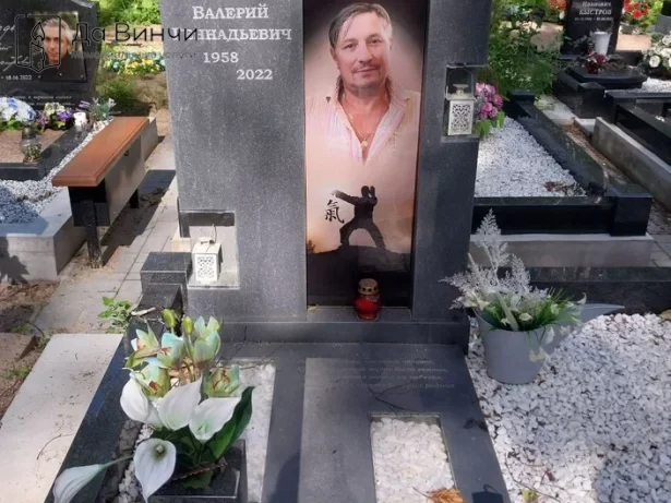 Памятник со стеклом на Смоленском православном кладбище