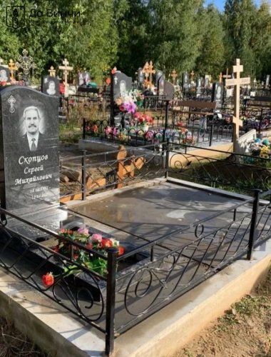 Православный памятник на кладбище Красная Горка