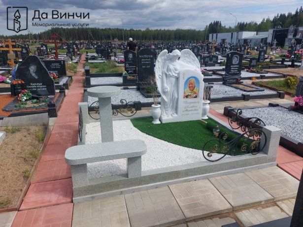 Православный памятник с ангелом