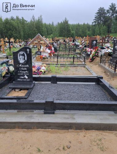 Гранитный комплекс на кладбище Красная Горка