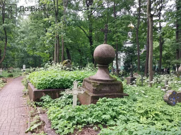 Гранитный шар с крестом на Волковском лютеранском кладбище