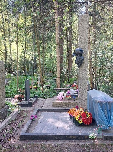 18.11.2024 года. Памятник-колонна с рельефом