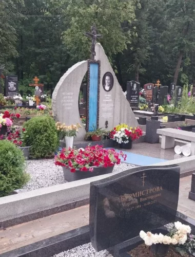Памятник в форме парусника из гранита на Большеохтинском кладбище