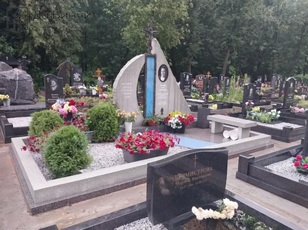 Памятник в форме парусника из гранита на Большеохтинском кладбище