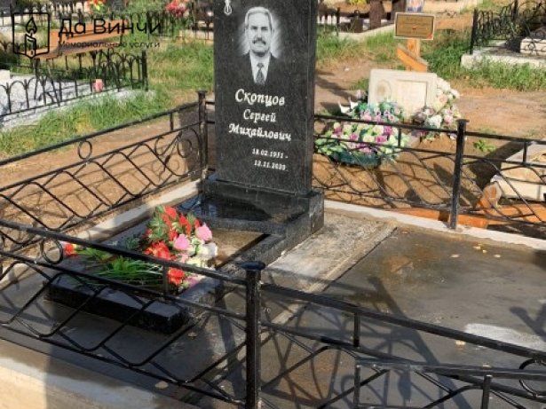 Православный памятник на кладбище Красная Горка
