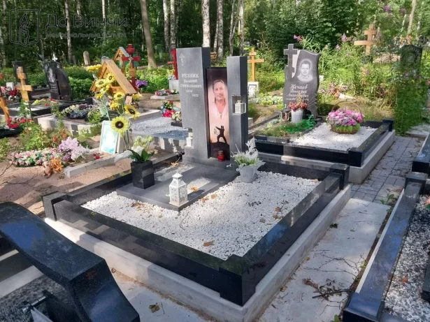 Памятник со стеклом на Смоленском православном кладбище
