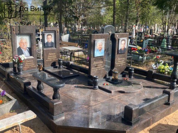 Элитный семейный памятник на старом городском кладбище Тихвина