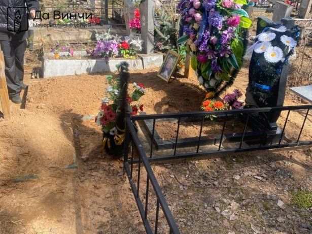 Элитный семейный памятник на старом городском кладбище Тихвина