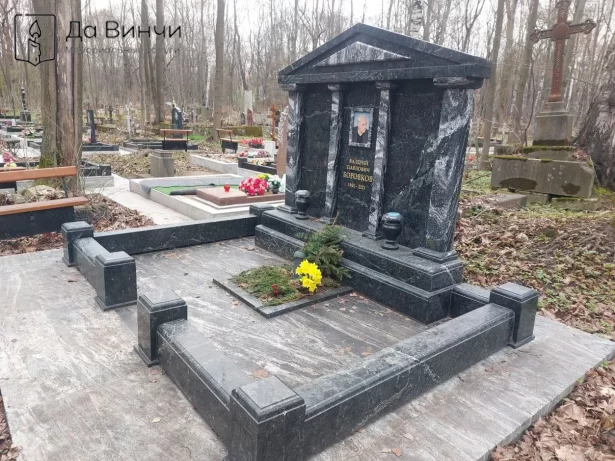 Памятник Греческий портик на Смоленском православном кладбище