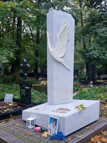 19.06.2024 года. Мраморный памятник с фигурой журавля